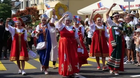 Frauen mit russischer Flagge und russischen Trachten.