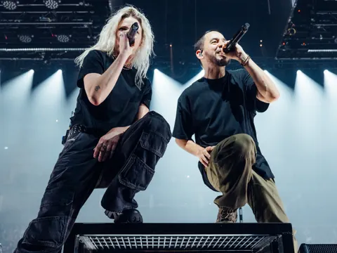 Emily Armstrong und Mike Shinoda an einem Linkin-Park-Konzert in London