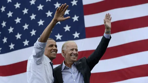 Obama und Biden vor US-Flagge