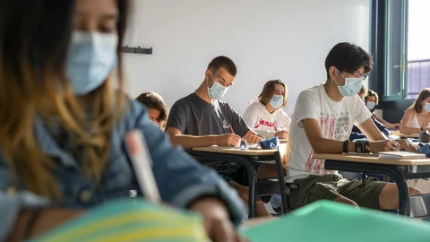 Szene an Schule, Schüler mit Masken