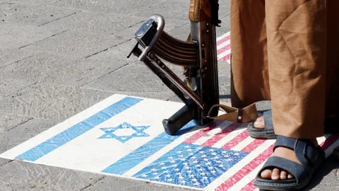 Unterstützer der Huthi tritt in Sanaa auf Flaggen der USA und Israels