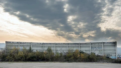 Eine Wand des alten Hardturmstadions steht noch.