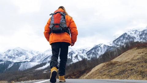 Auf dem Bild ist ein Wanderer mit Outdoor-Jacke zu sehen.