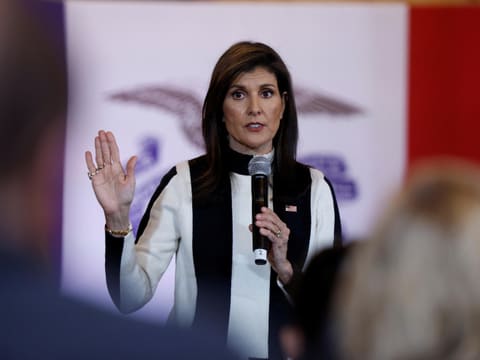 Nikki Haley spricht bei einer Wahlveranstaltung zum Publikum.