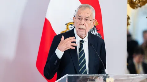 Alexander van der Bellen.