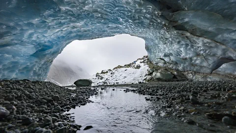 Eisgrotte im Zinalgletscher