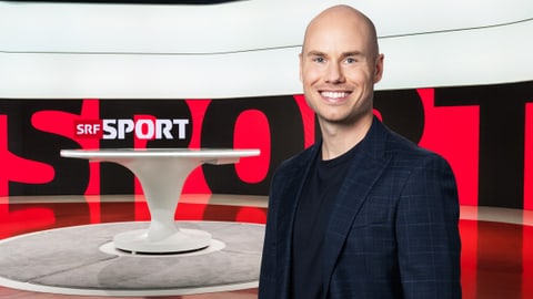 Jeff Baltermias Oberkörper vor der Kulisse des SRF-Sport-Studios