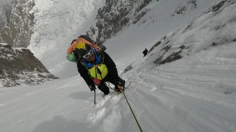 Sangay in einer fast senkrechten Schneewand am Nanga Parbat.