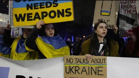 Protestierende mit Schildern zur Unterstützung der Ukraine.