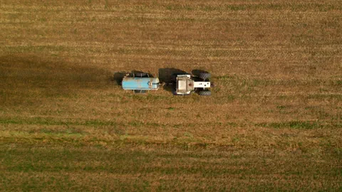 Traktor mit Güllewagen aus der Vogelperspektive