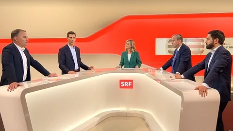 Diskussionsteilnehmer und Moderatorin im SRF-Studio.