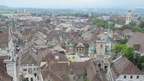 Luftbild einer Stadt mit historischen Gebäuden und einer Kirche.