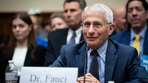 Dr. Fauci spricht bei einer Anhörung mit einem Mikrofon.