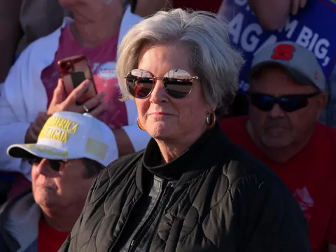 Frau mit Sonnenbrille bei einer Veranstaltung.