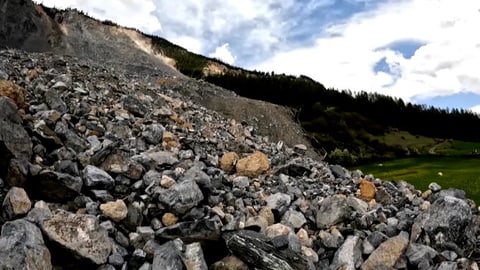 Steinschlag am Berghang mit blauem Himmel.