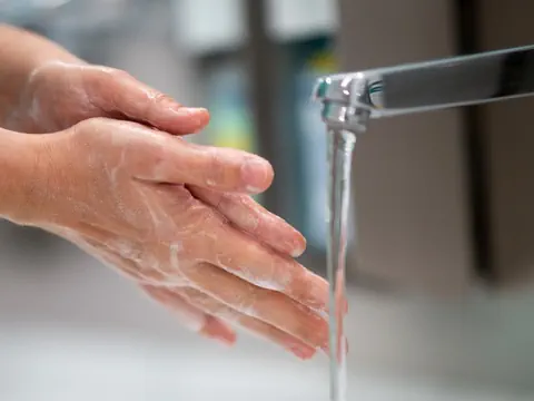 Wasserhahn und Hände