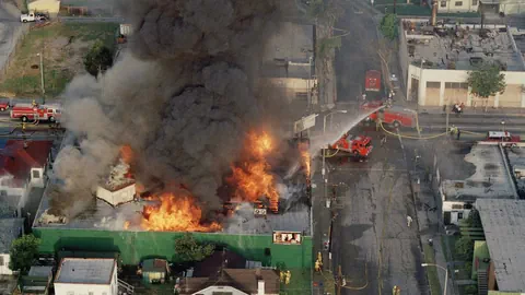 Eiin Strassenblock in Flammen, Feuerwehrwagen