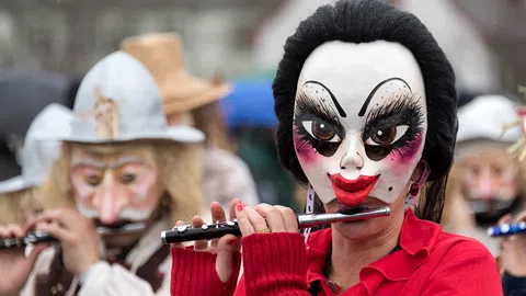 Piccolospieler mit Maske an der Basler Fasnacht.