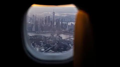 Blick aus einem Flugzeugfenster auf New York.