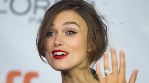 Nahaufnahme von Keira Knightley auf einer Pressekonferenz in Toronto.