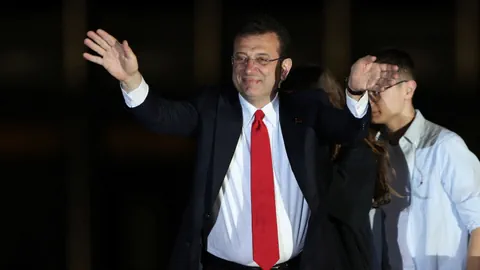 Imamoglu winkt.