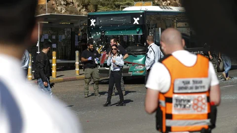 Anschlagsort mit Bus und Polizei.