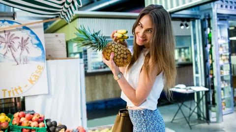 Sylwina Spiess mit Früchten in der Hand