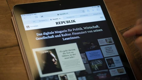 Eine Person konsultiert das Online-Magazin Republik auf einem Tablet.