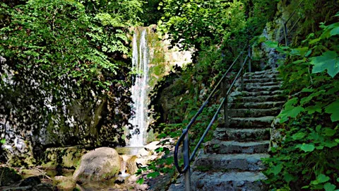 Treppe vor Wasserfall