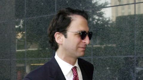 Andrew Weissmann mit Sonnenbrille und Anzug.