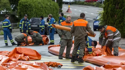 Zivilschützer helfen bei Hochwasser.