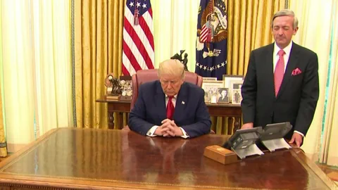 Donald Trump und Robert Jeffress beten im Oval Office.