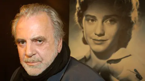 Maximilian Schell vor einem Foto von Maria Schell.