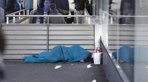 Ein Obdachloser in der Stadt Zürich