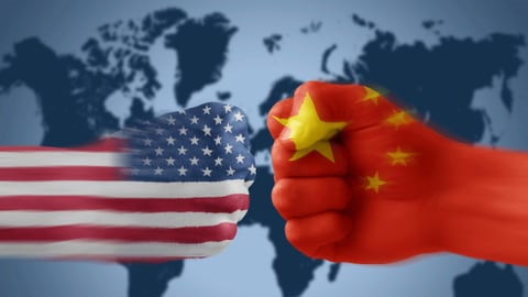 Zwei Fäuste mit USA- und China-Fahne.