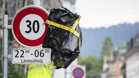 Strassenschild Tempo 30 während der Nacht