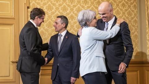 Der neugewählte Bundesrat Albert Rösti und die neugewählte Bundesrätin Elisabeth Baume-Schneider.