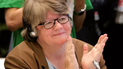 Therese Coffey klatscht in die Hände