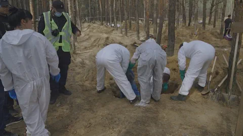 Die Leichen werden geborgen und zur weiteren Untersuchung abtransportiert. 