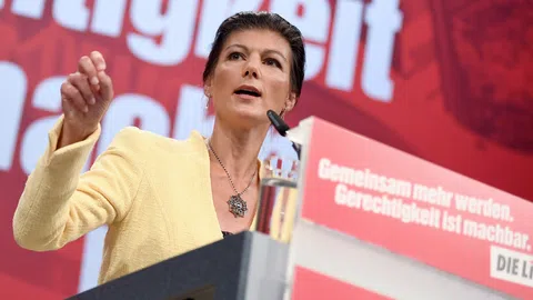 Sahra Wagenknecht an einem Rednerpult.