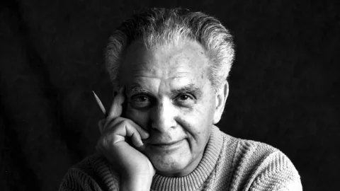 Jack Kirby vor einem schwarzen Hintergrund