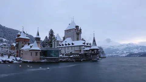 Ein Schloss, verschneit, direkt am Wasser.