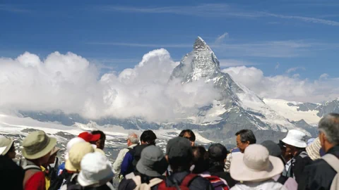 Japanische Touristen bestaunen das Matterhorn.