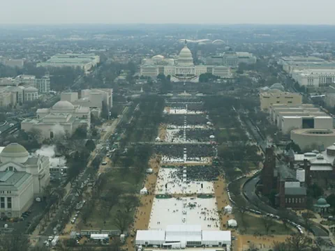 Luftaufnahme von Menschenmengen auf der National Mall in Washington D.C., mit dem Kapitol im Hintergrund.