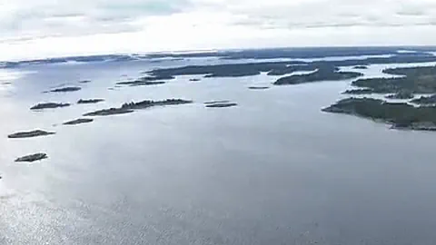 Blick aus der Luft auf die länglichen, abgerundeten Schären-Inseln vor Stockholm.