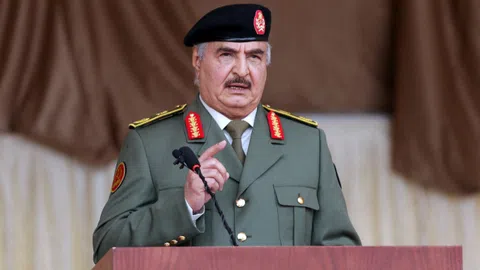 Haftar in Militäruniform.