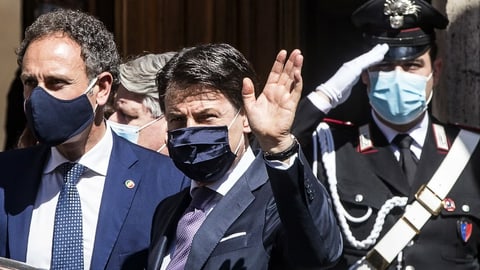 Giuseppe Conte mit  Gesichtsmaske winkt