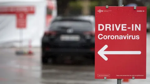 Auf einem Schild steht «drive in», daneben steht ein Auto.