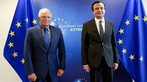 Borrell und Kurti vor EU-Flaggen.