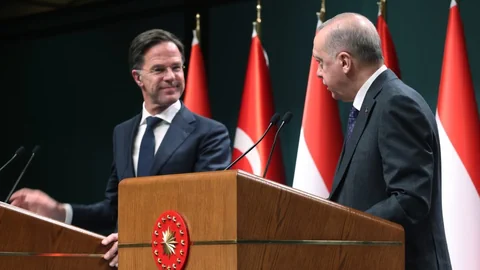 Rutte und Erdogan an Podien, blicken sich an, hinten Türkeifahnen